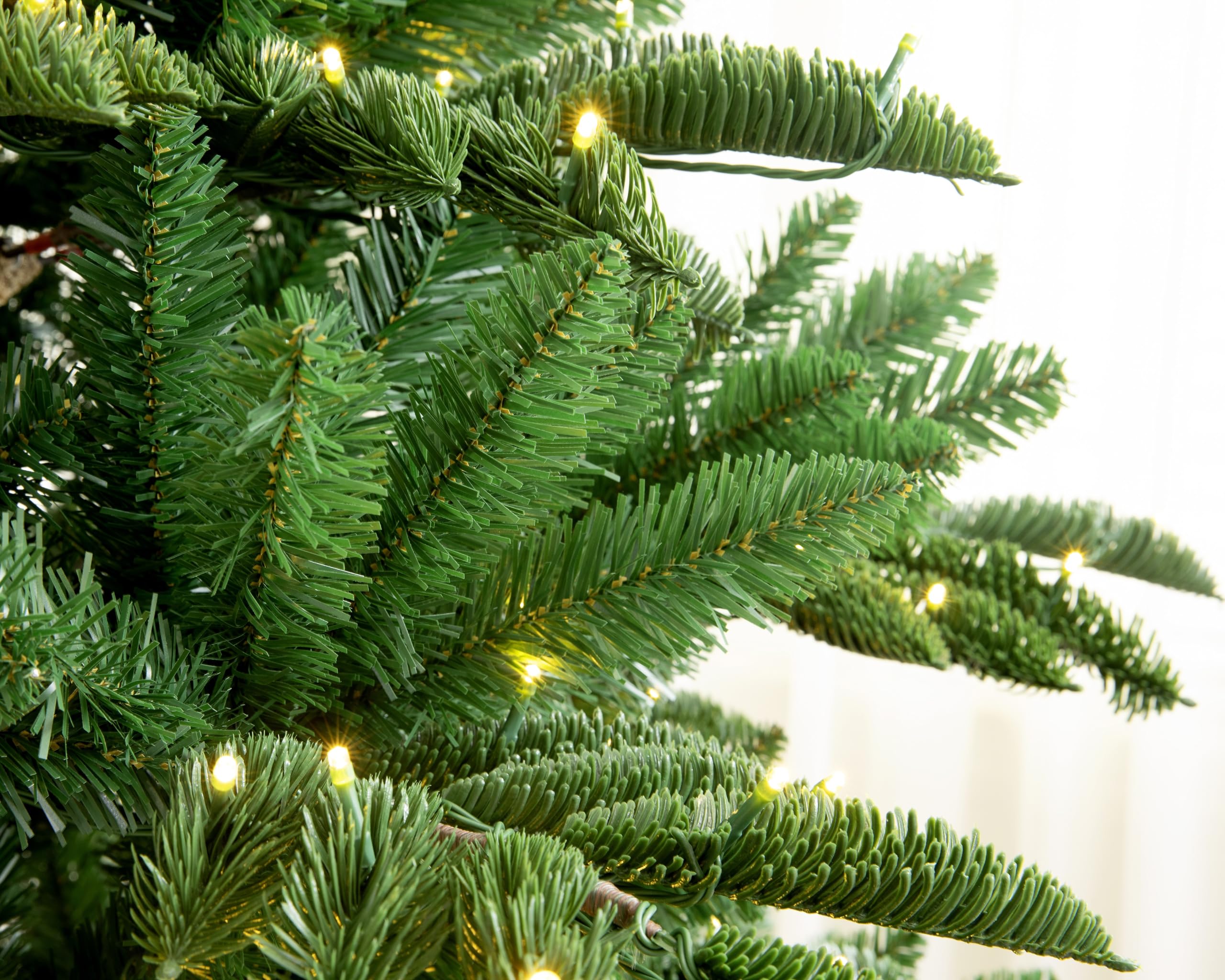 Appalachian Mountain Fraser Fir Artificial Christmas Tree (7ft Prelit)
